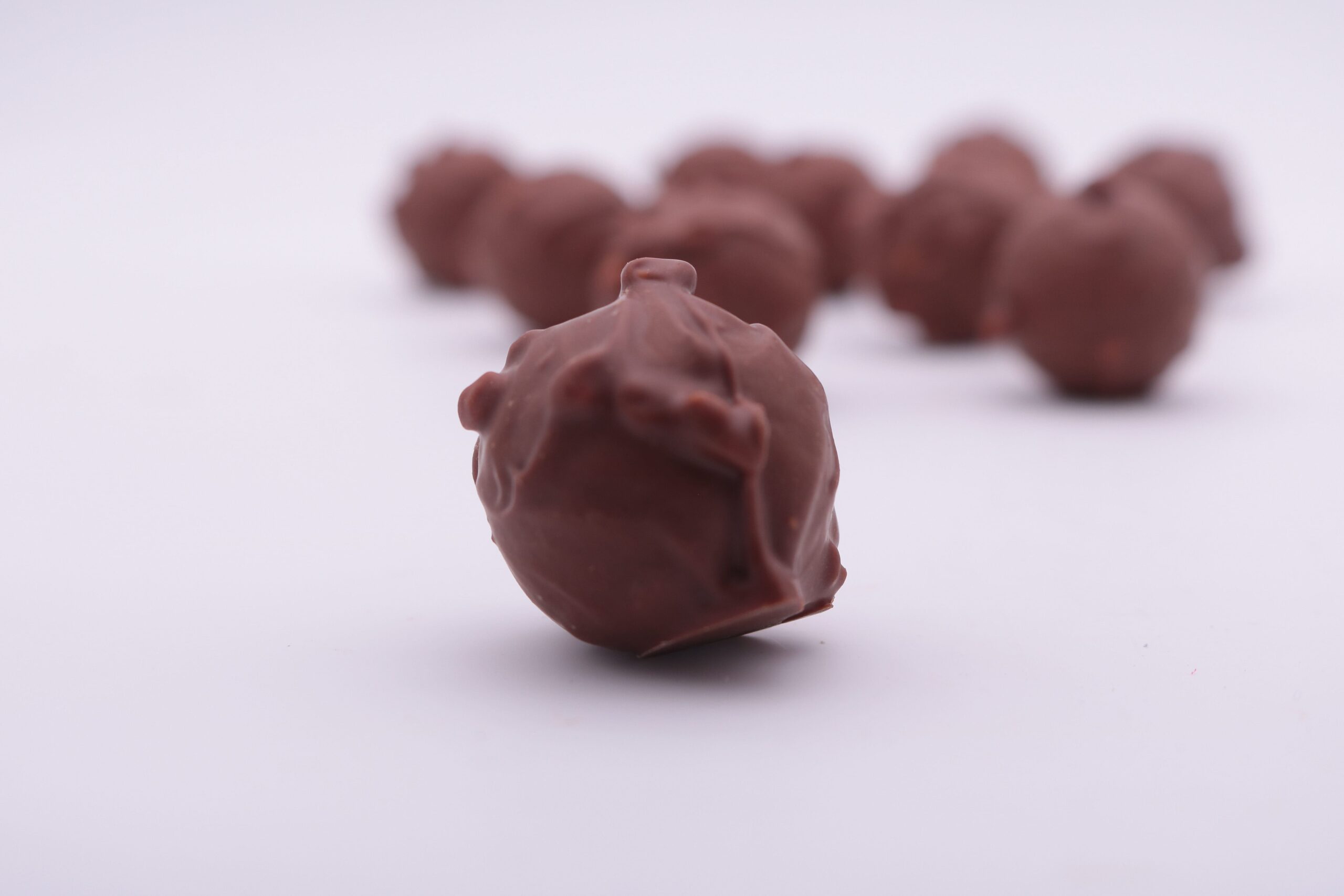 Truffes artisanales enrobées de chocolat au lait et éclats de noisettes